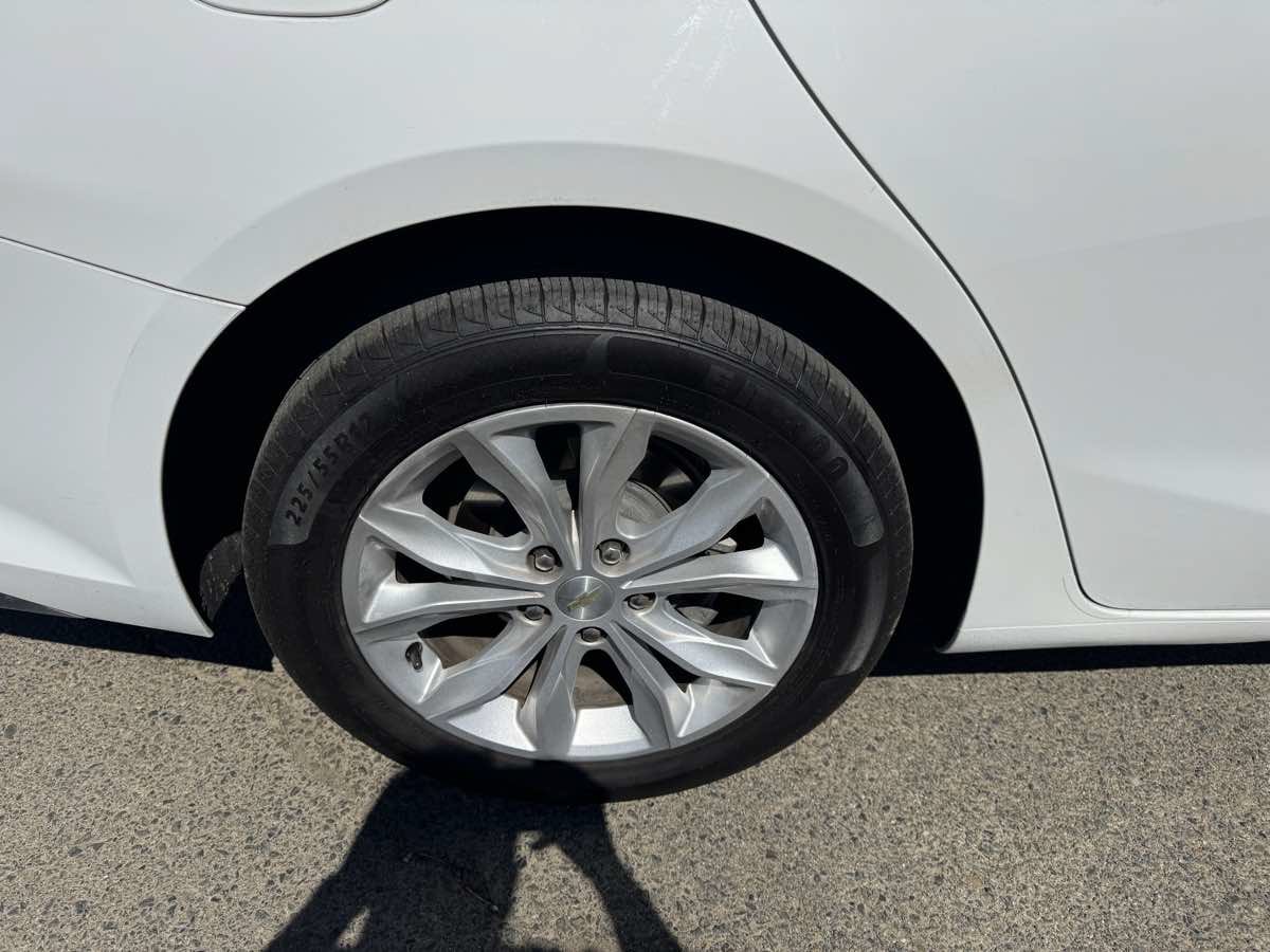 Used 2020 Chevrolet Malibu LT FWD image 37