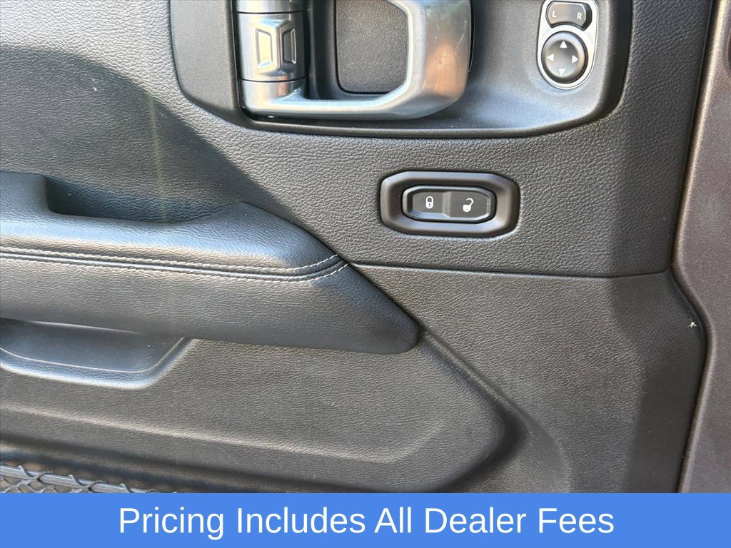 Used 2018 Jeep Wrangler Unlimited Sahara AWD/4WD image 13