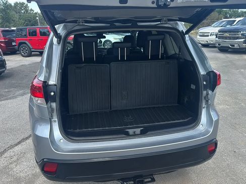 Used 2017 Toyota Highlander Plus FWD image 25
