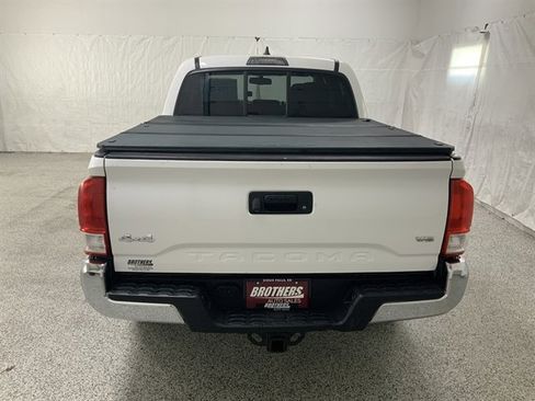 Used 2017 Toyota Tacoma SR5 image 3