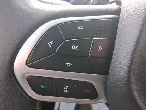 Used 2024 Chrysler Pacifica Touring-L image 23