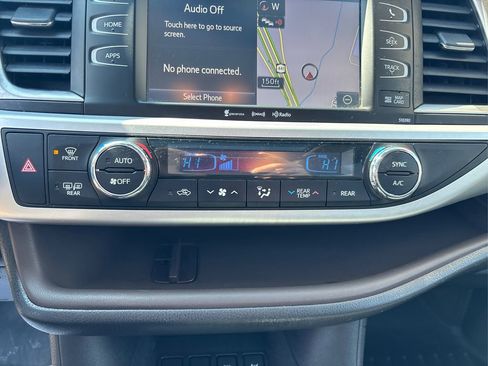 Used 2018 Toyota Highlander XLE w/ Carpet Mat Package (TMS) image 33