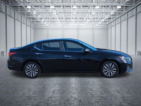 Used 2024 Nissan Altima 2.5 SV image 6