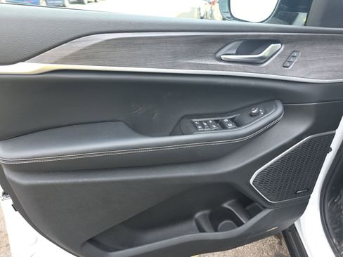 Used 2023 Jeep Grand Cherokee Limited image 15