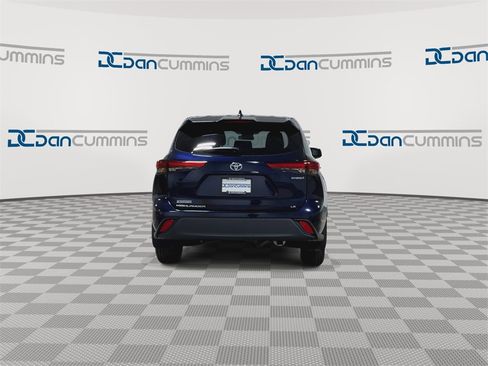 Used 2023 Toyota Highlander LE image 7