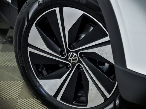 Certified 2025 Volkswagen Taos SE w/ Panoramic Sunroof Package image 3