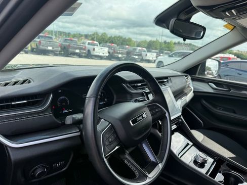 Used 2022 Jeep Grand Cherokee L Laredo w/ Luxury Tech Group I AWD/4WD image 16