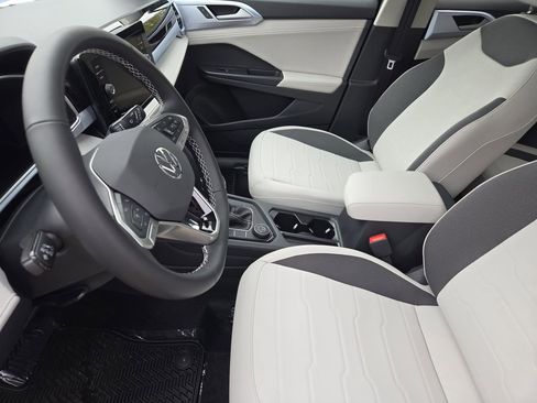 New 2026 Volkswagen Taos SE image 11