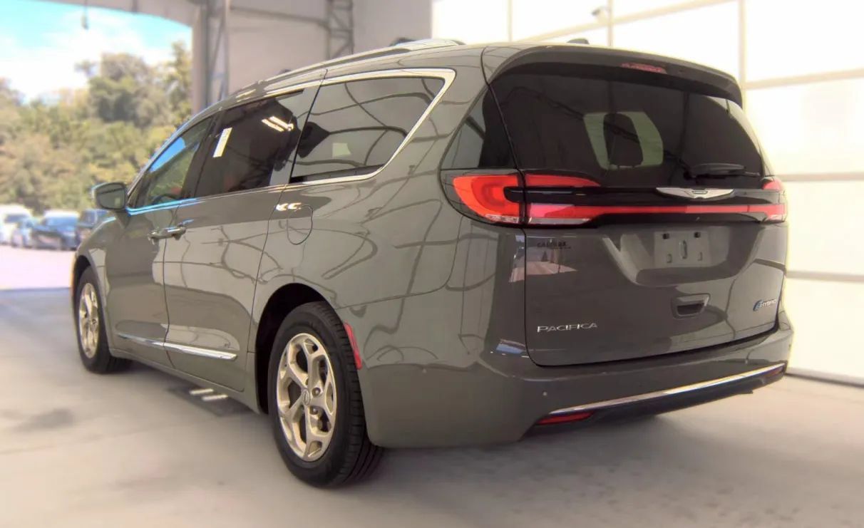 Used 2021 Chrysler Pacifica Limited w/ Uconnect Theater Family Group FWD image 4