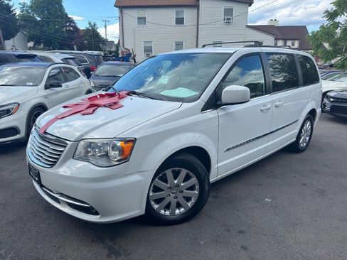 Used 2016 Chrysler Town & Country Touring FWD image 2