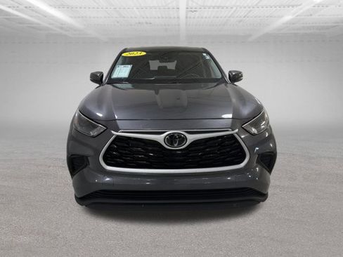 Used 2023 Toyota Highlander L FWD image 2