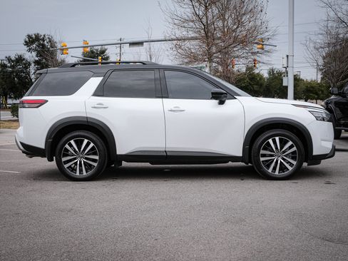 Used 2025 Nissan Pathfinder Platinum image 11