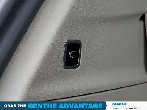 Used 2018 Chrysler Pacifica Touring-L Plus image 31