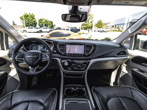 Used 2024 Chrysler Pacifica Limited FWD image 22