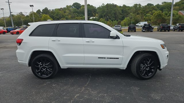 Used 2020 Jeep Grand Cherokee Laredo RWD image 2