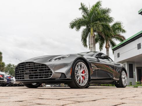 Used 2025 Aston Martin Vanquish RWD image 9