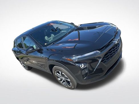 Used 2024 Chevrolet Trax RS w/ Sunroof Package FWD image 3