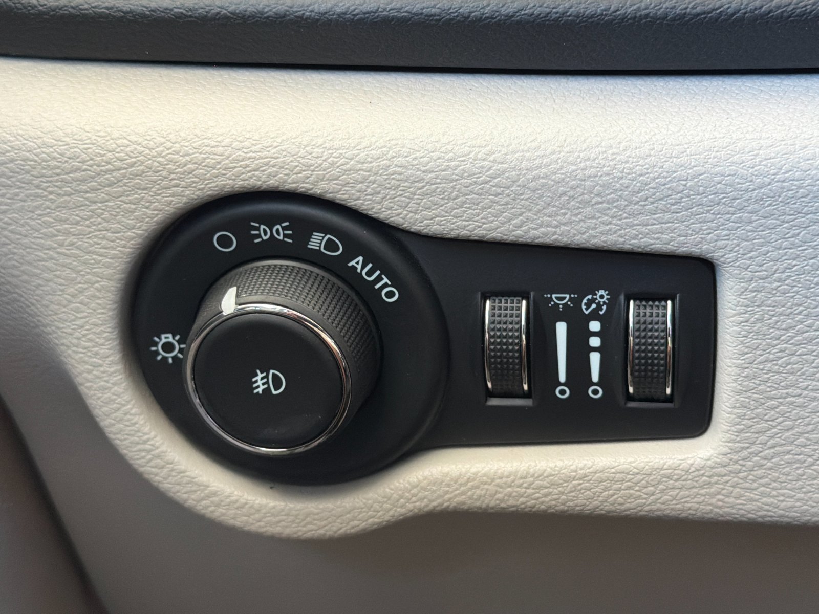 Used 2024 Chrysler Pacifica Touring-L FWD image 33