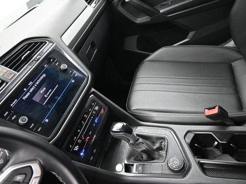 Used 2022 Volkswagen Tiguan SE image 17