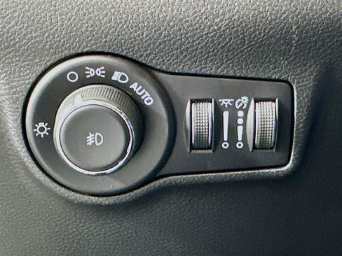 Used 2025 Jeep Compass Limited image 17