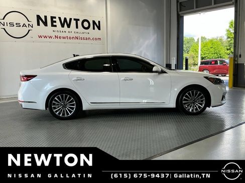 Used 2018 Kia Cadenza Premium w/ Luxury Package FWD image 4
