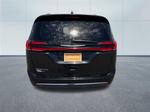 Used 2022 Chrysler Pacifica Touring-L image 4