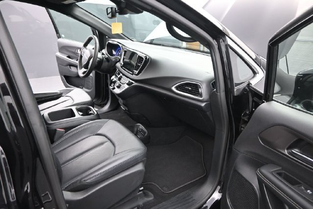 Used 2025 Chrysler Pacifica Select FWD image 24