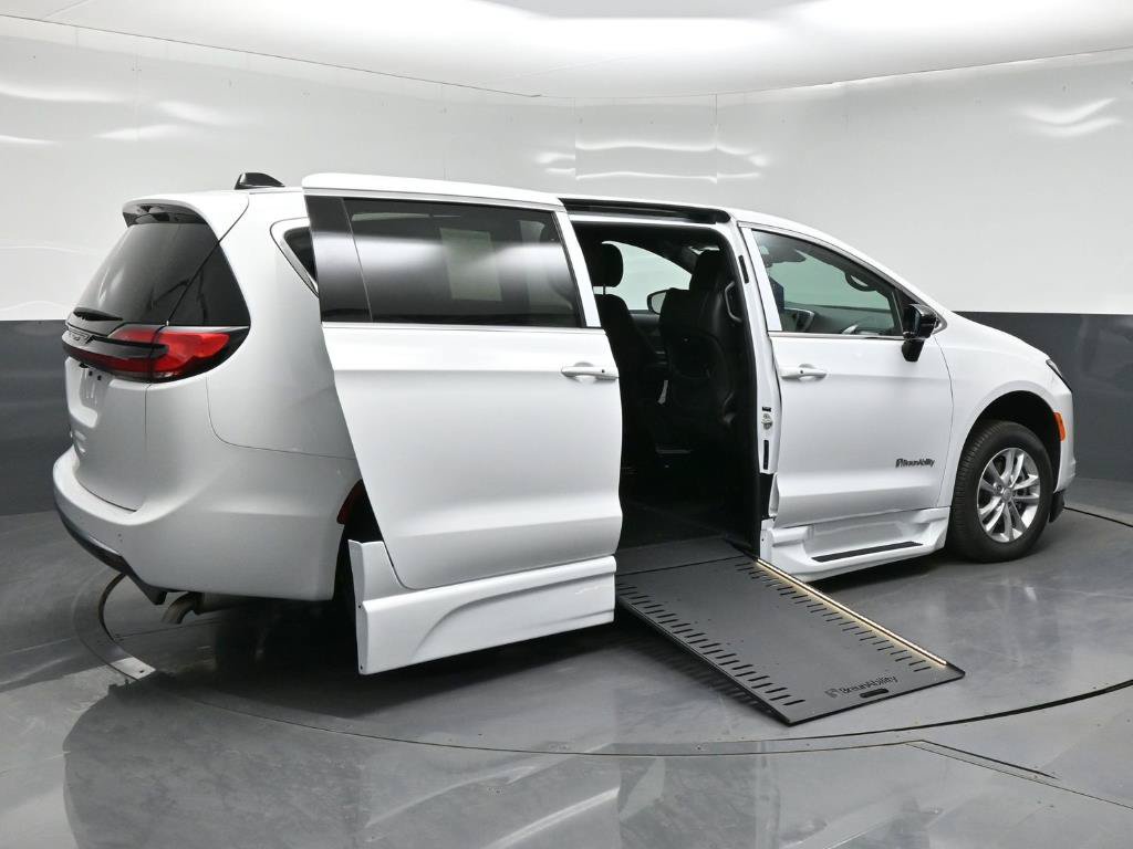 Used 2027 Chrysler Pacifica Select w/ Family Tech Group FWD image 7