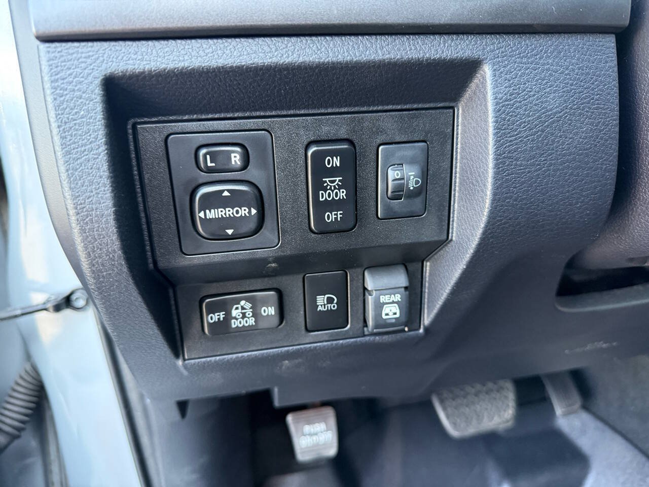 Used 2019 Toyota Tundra SR5 w/ SR5 Upgrade Package AWD/4WD image 17