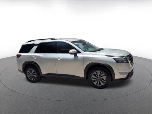 Used 2025 Nissan Pathfinder SV FWD image 2