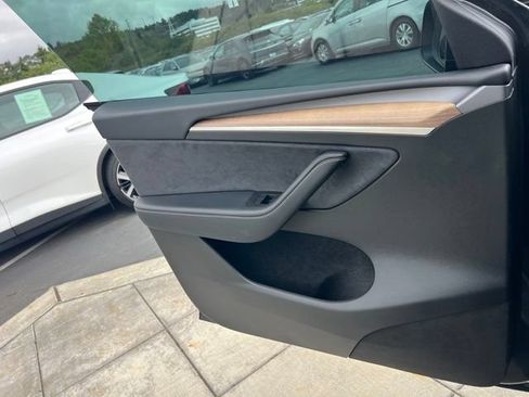 Used 2024 Tesla Model Y Long Range AWD/4WD image 17
