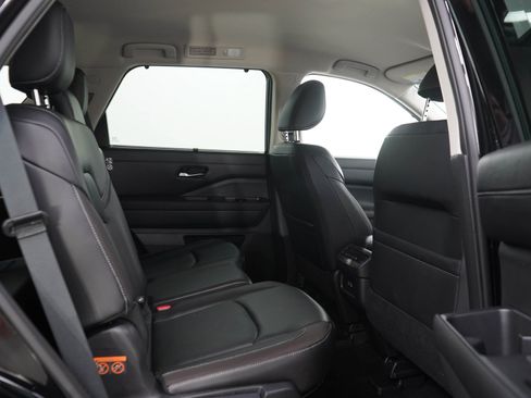 Used 2023 Nissan Pathfinder SL AWD/4WD image 14