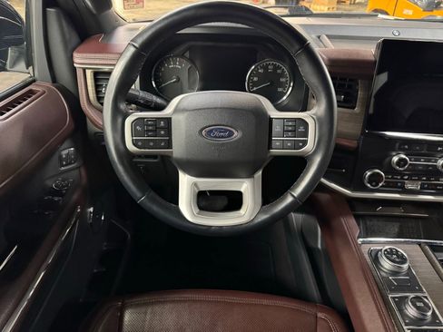 Used 2024 Ford Expedition Limited image 16