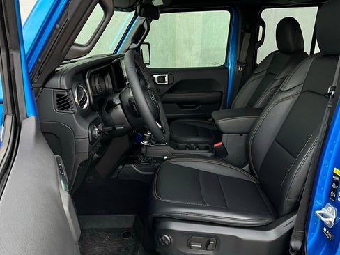 Used 2025 Jeep Gladiator Sport image 10