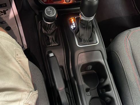 Used 2025 Jeep Wrangler Unlimited Rubicon AWD/4WD image 11