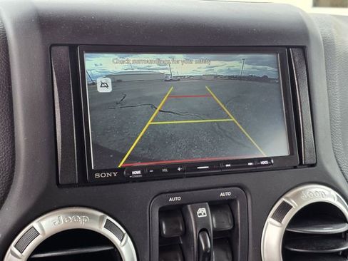 Used 2018 Jeep Wrangler Unlimited Sahara w/ Connectivity Group image 9