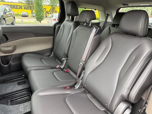 New 2026 Kia Carnival EX FWD image 21