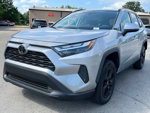 Used 2022 Toyota RAV4 XLE AWD/4WD image 4