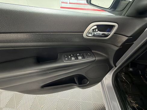 Used 2018 Jeep Grand Cherokee Altitude image 15