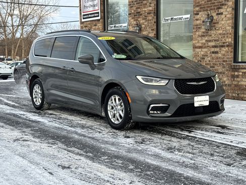 Used 2022 Chrysler Pacifica Touring-L image 7