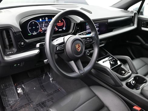 Certified 2025 Porsche Cayenne AWD/4WD image 4