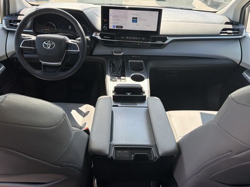 Certified 2025 Toyota Sienna XLE FWD image 4