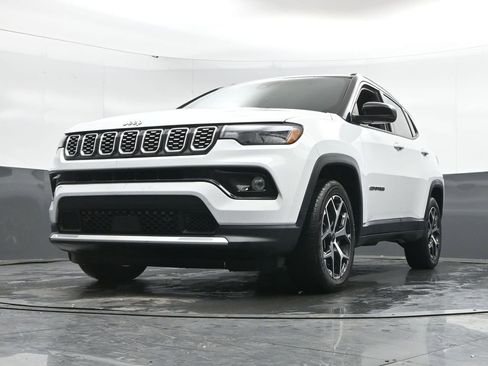 Used 2025 Jeep Compass Limited image 42