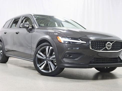 Used 2025 Volvo V60 B5 Cross Country Plus AWD/4WD image 7