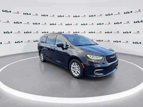 Used 2021 Chrysler Pacifica Touring FWD image 2