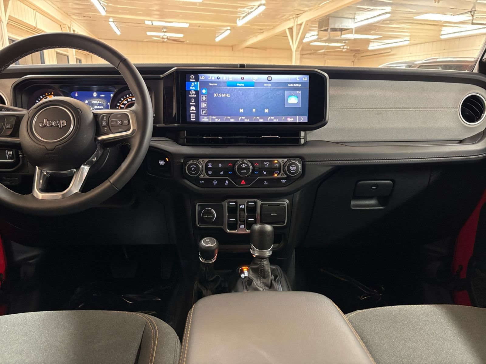 Used 2025 Jeep Wrangler Unlimited Sahara AWD/4WD image 32