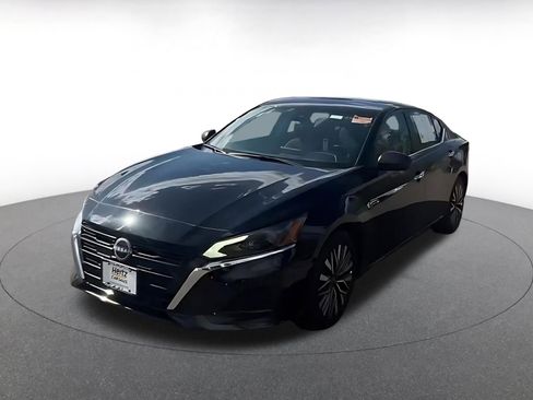 Used 2025 Nissan Altima 2.5 SV FWD image 7