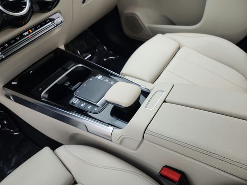 Used 2022 Mercedes-Benz GLB 250 image 11
