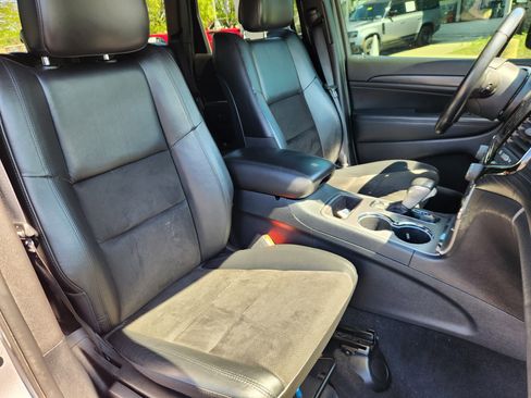 Used 2020 Jeep Grand Cherokee Laredo w/ Laredo X Package RWD image 15