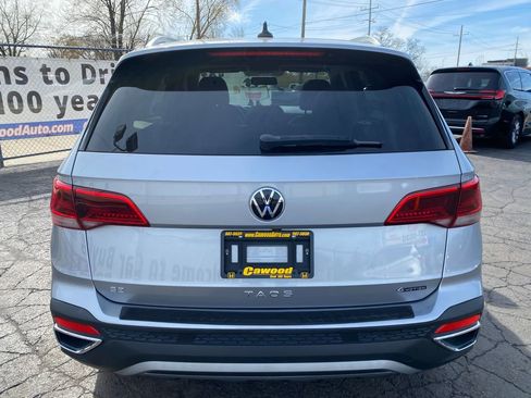 Used 2022 Volkswagen Taos SE FWD image 3